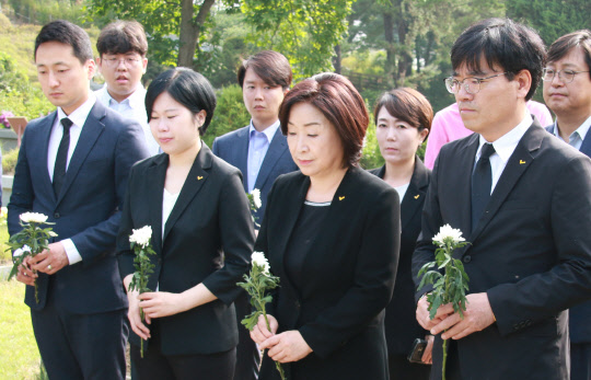 심상정 정의당 신임대표 등 지도부들이 14일 경기도 남양주시 마석모란공원 고(故) 노회찬 전 의원 묘역을 찾아 헌화하고 있다. 정의당 제공